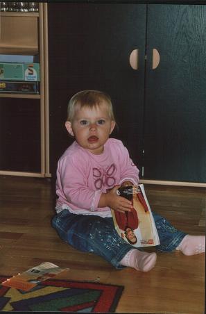 Alina beim Katalog schauen