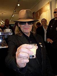 Udo Lindenberg mit Eierlikr (Foto: Ren Kleinschmidt)